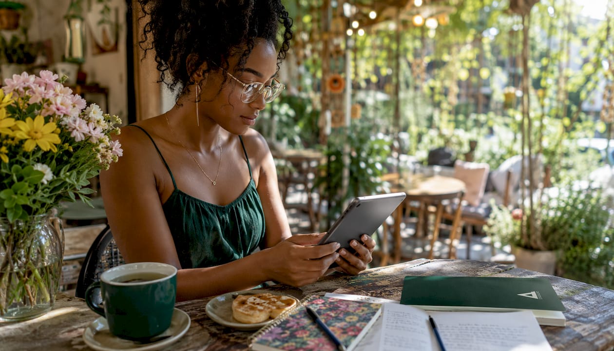 User scanning website on tablet in café