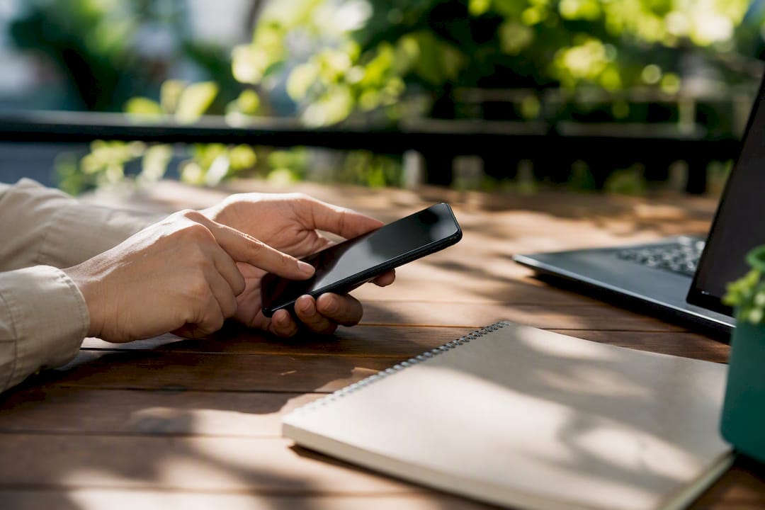 Hand tapping smartphone screen to monitor engagement